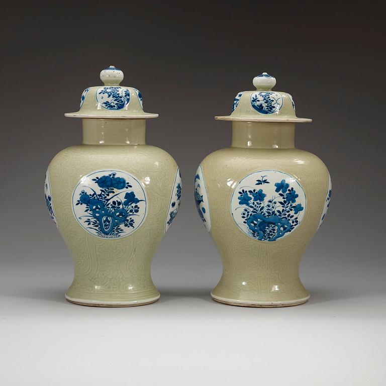URNOR med LOCK, två stycken, porslin. Qing dynastin 1700-tal.