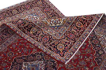 A Kashan carpet, c. 297 x 189 cm.