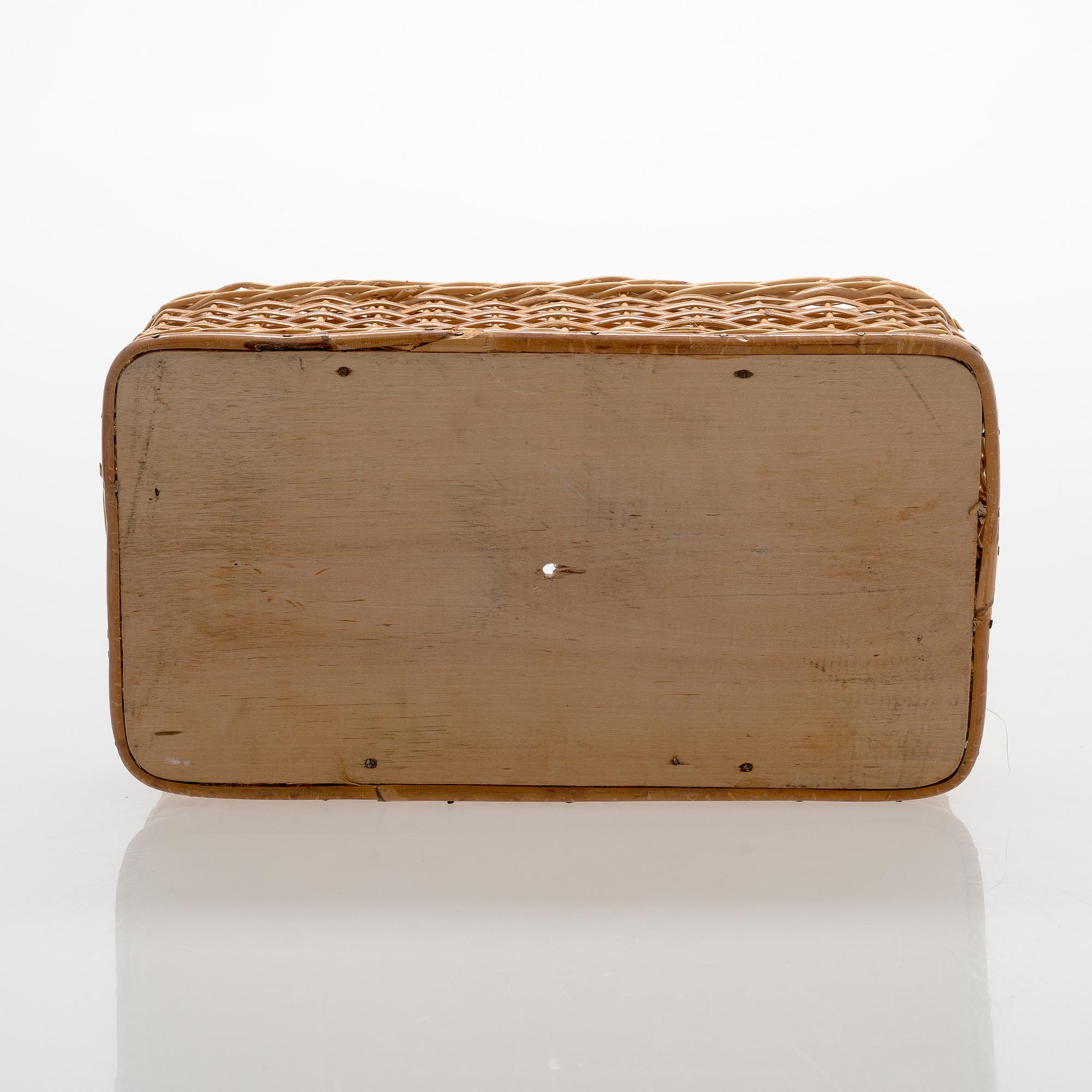 Saara Hopea, basket with a 10-piece glassware set, Nuutajärvi. Design year 1952.