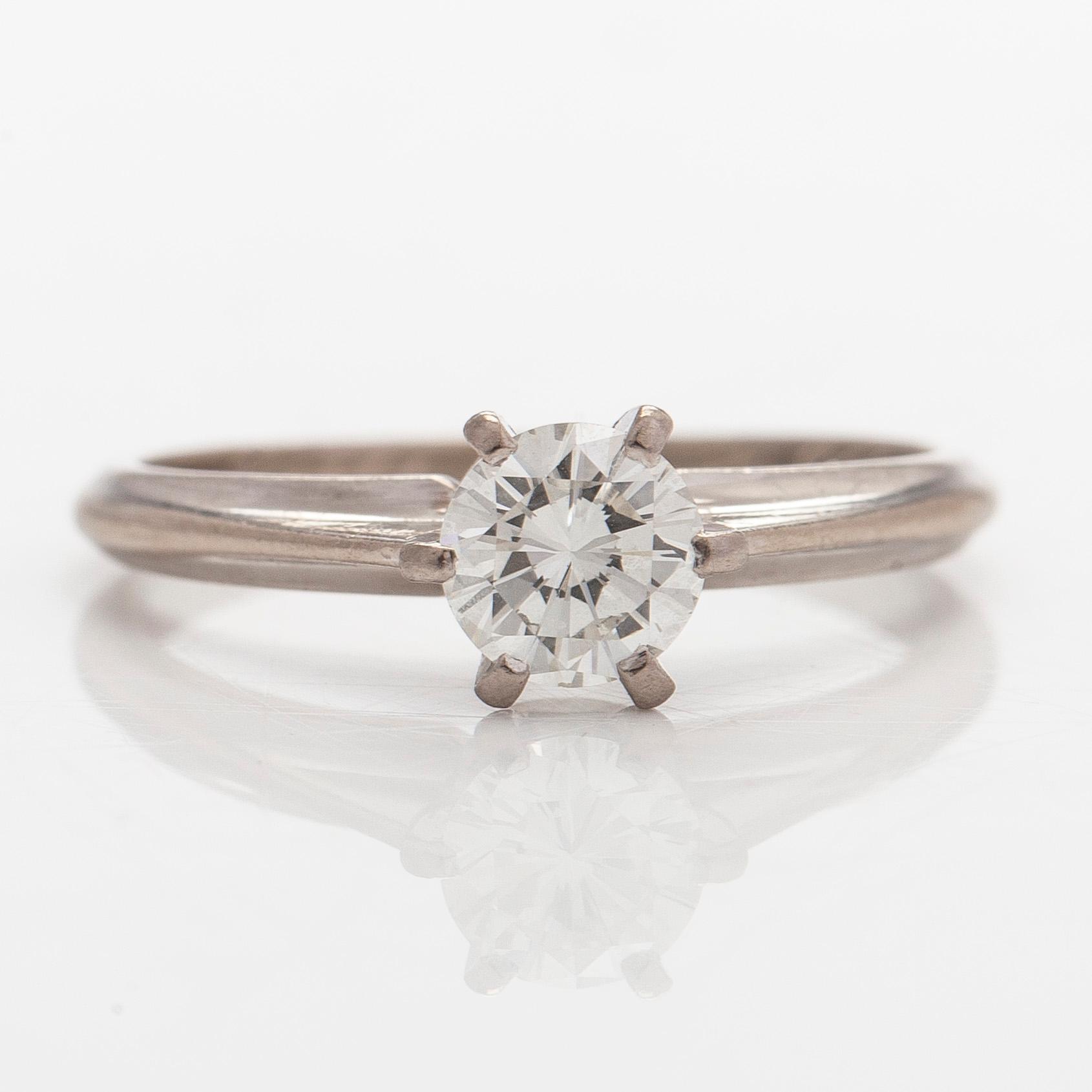 Ring, 18K vitguld med en briljantslipad diamant circa 0,62 ct, Kultakeskus 1988.
