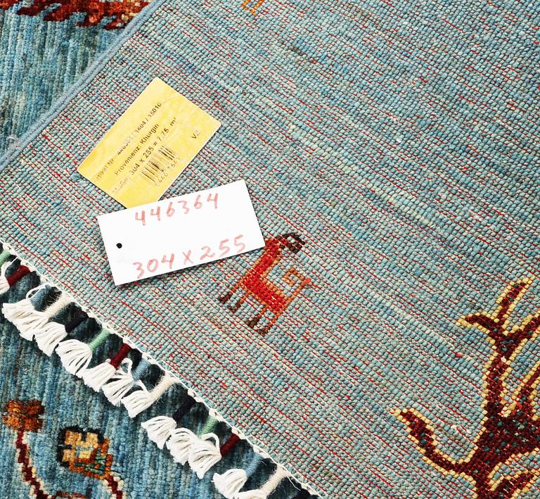 A Khorjin carpet, ca. 304 x 255 cm.