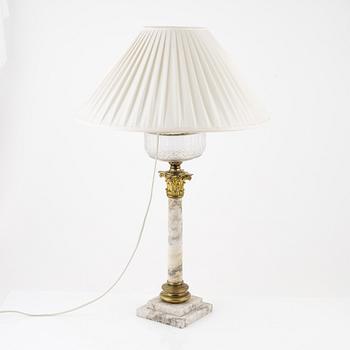 Bordsfotogenlampa, kolonnformad, marmor, 1900-tal.