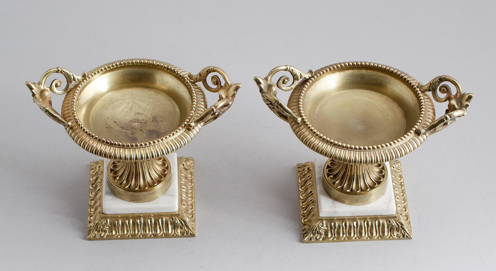 URNOR, 1 par, marmor och mässing, Frankrike, 1800-talets mitt.