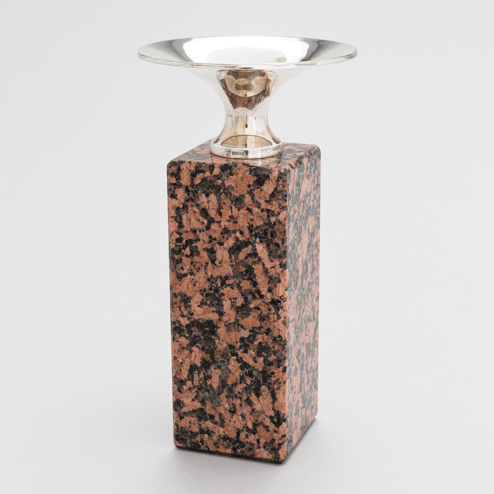 Pekka Piekäinen, Ljusstake, sterlingsilver och granit. Platinoro, Åbo.