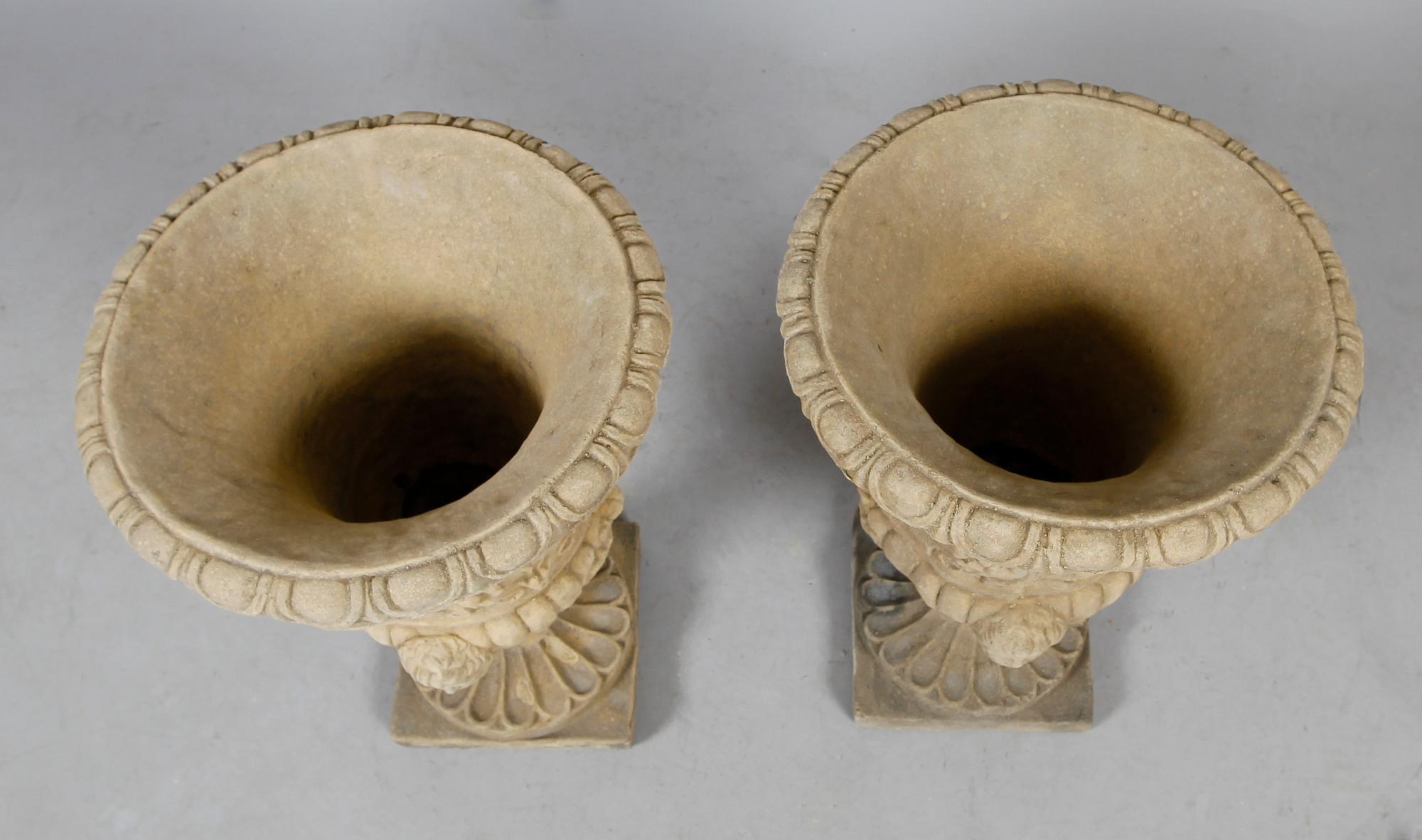 TRÄDGÅRDSURNOR, 1 par, stenmassa, samtida.