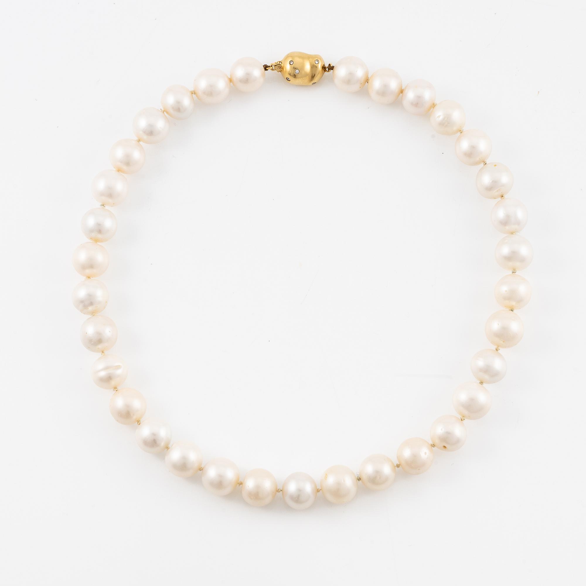 Pearl necklace, cultured freshwater pearls, clasp by Jarl Sandin in 18K gold with small brilliant-cut diamonds.