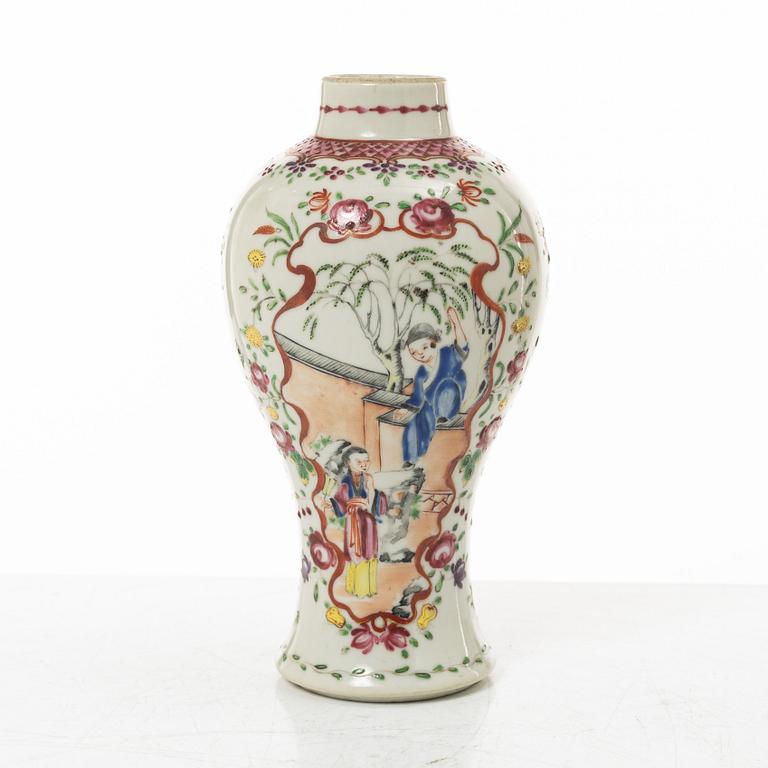 Fat samt vas, porslin. Qingdynastin, 1700/1800-tal.