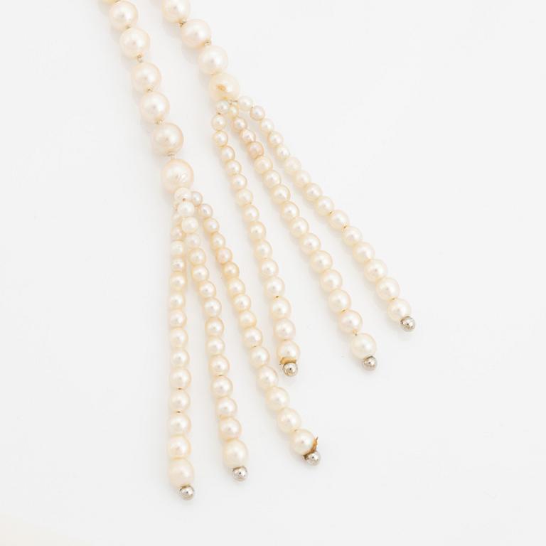 A cultured pearl necklace with silver divider.