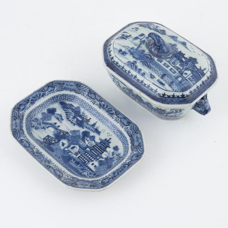 A blue and white butter dish, China, Qianlong (1736-95).