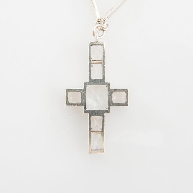 Wiwen Nilsson, Collier av silver och fasetterade bergkristaller i form av ett kors, Lund 1937.