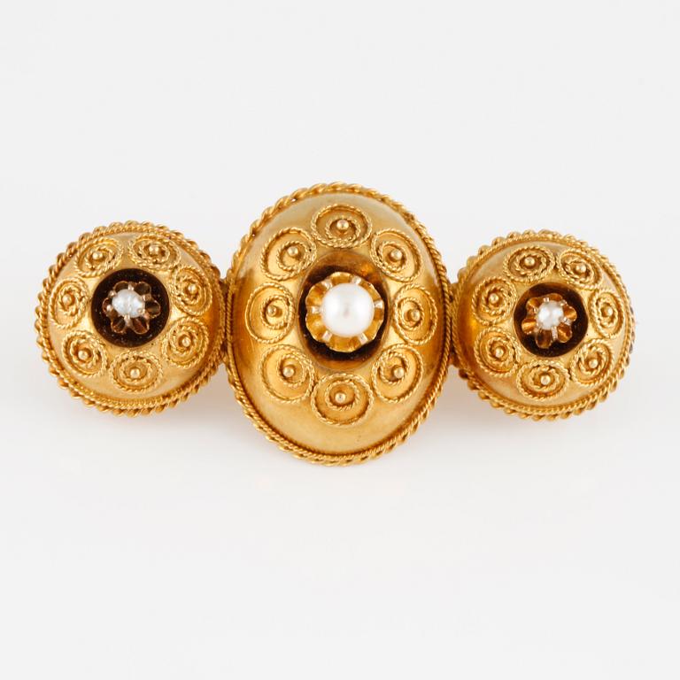 BROSCH, 18K guld samt 3 pärlor, BE, Kristianstad, 1885. Vikt 6,9 gram.