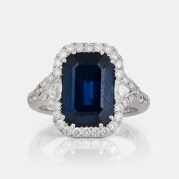 602. RING med mörkblå safir, 6.08 ct , samt briljantslipade diamanter totalt 0.99 ct.