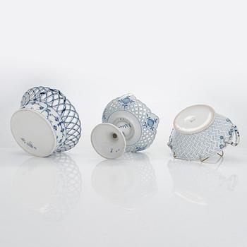Skålar, 4 st, och ett fat, porslin, Meissen och Royal Copenhagen, sent 1800-tal och tidigt 1900-tal.