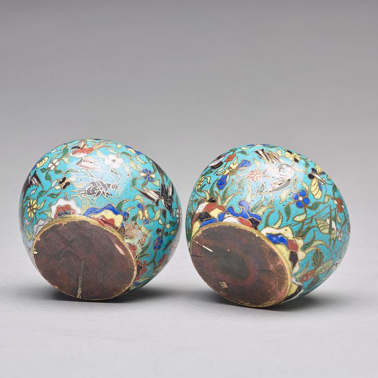 A pair of cloisonné tea cups with hotwater liners, Qing dynasty, 19th Century.