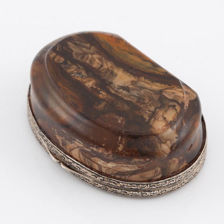 An agate and silver-mounted box, circa 1900.
