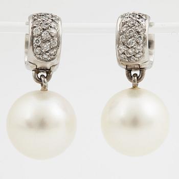 Pendant and earrings, cultured South sea pearls, small brilliant-cut diamonds, with white gold chain.