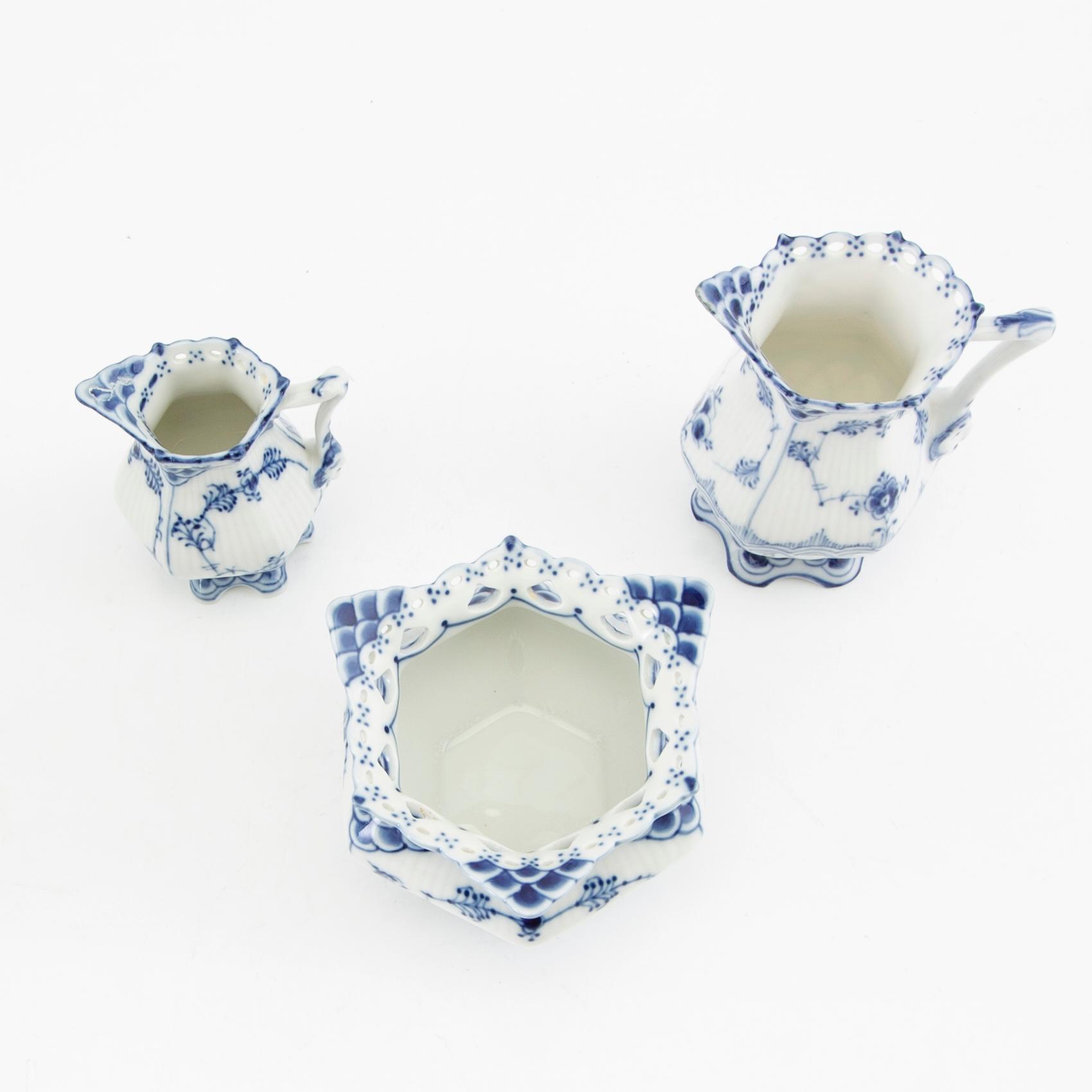 Servis ca 51 dlr "Musselmalet, hel och halvblonde" Royal Copenhagen Danmark porslin sent 1900-tal.