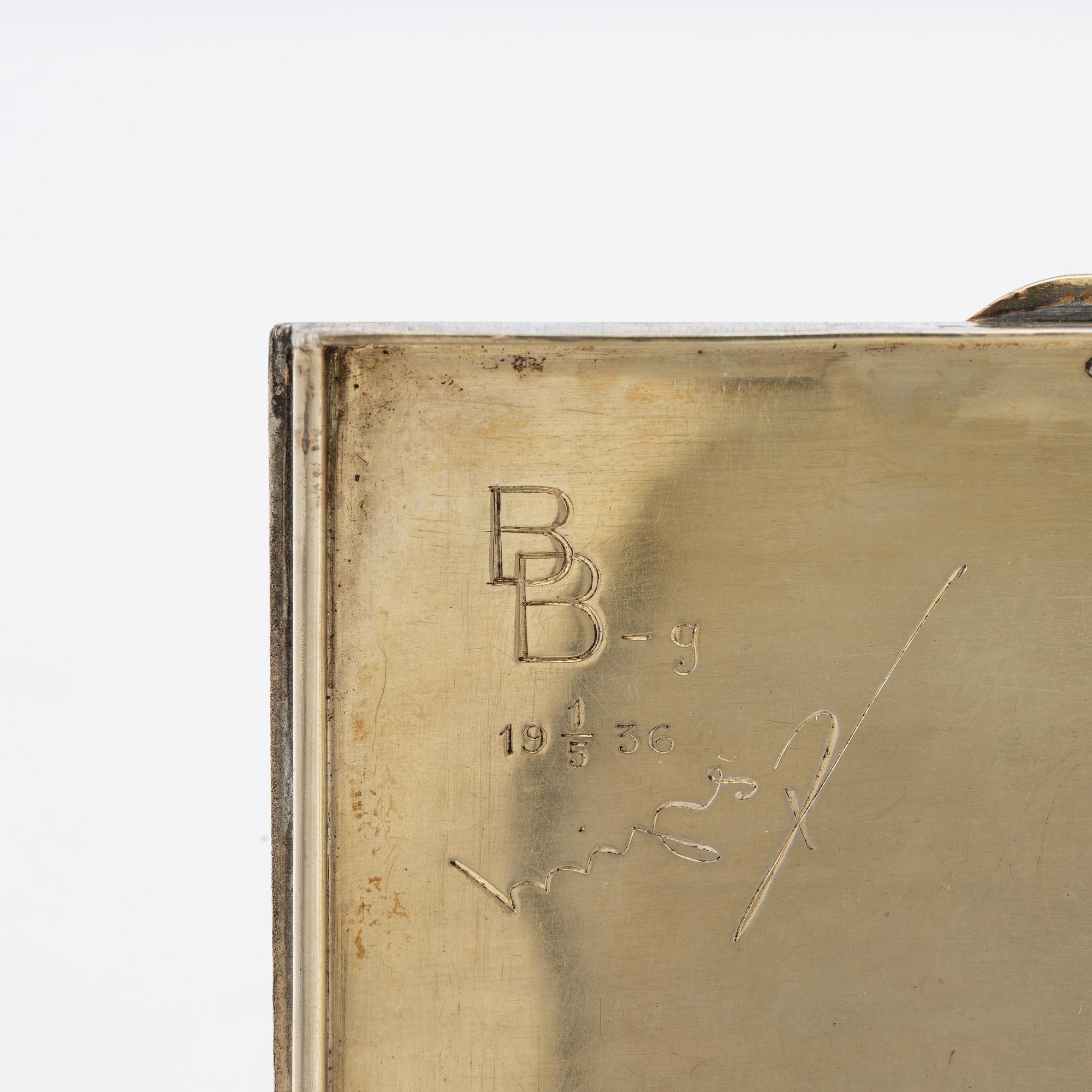 Cigarette case of silver with a cabochon-cut blue stone, first half of the 20th century.