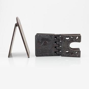 Ask med lock, koranställ samt brevhållare, trä. Indonesien, Jakarta, 1900-tal.