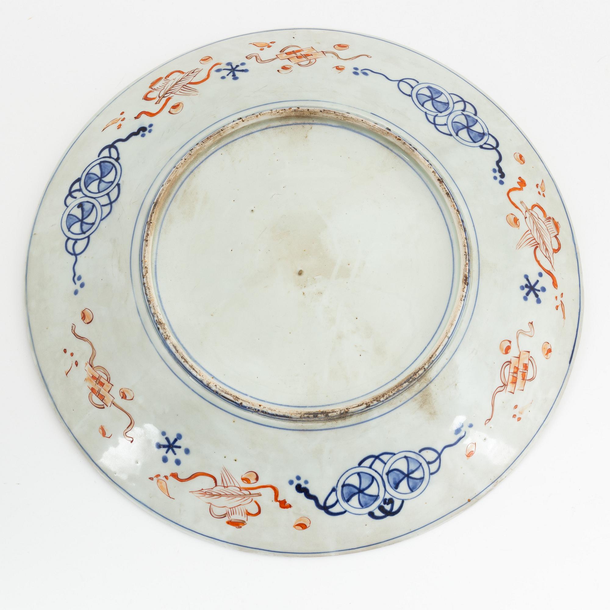 A large Japanese imari serving dish, 20th century.