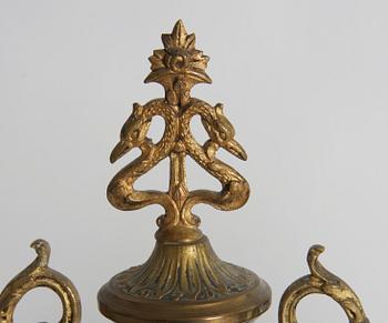 PRYDNADSURNOR, ett par. Louis XV-stil, 1800-tal.