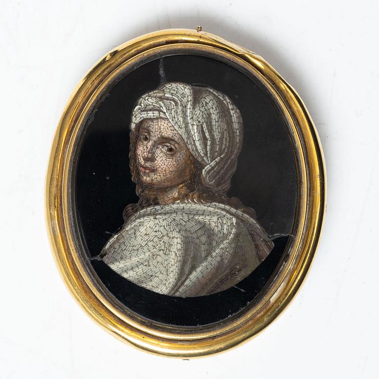 Dosa med lock, förgyllt silver, CG Hallberg, Stockholm 1917.