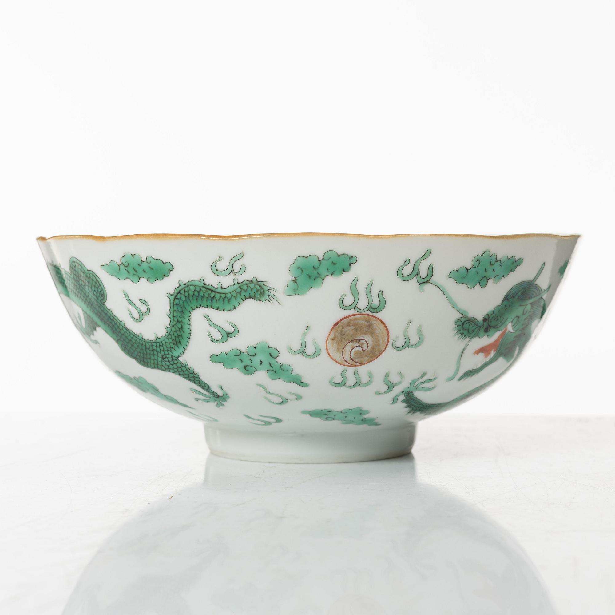 A Chinese enamelled 'dragon' porcelain bowl, Qing dynasty, 19th century.