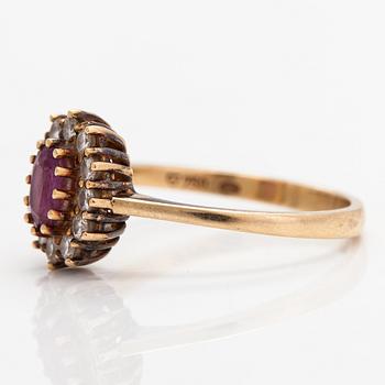 An 18K gold ring with diamonds ca. 0.24 ct in total and a ruby.