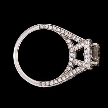 RING, radiant cut diamond, app. 2.30 cts, and brilliant cut diamonds, tot. app. 1 ct.