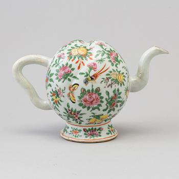 A Chinese cadogan tea pot, Canton, Qing dynasty, 19th Century.