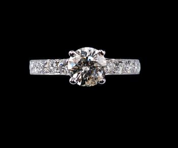 478. A RING, brilliant cut diamonds c. 1.68 ct. Central stone c. 1.18 ct. 18K white gold, weight 3,9 g.