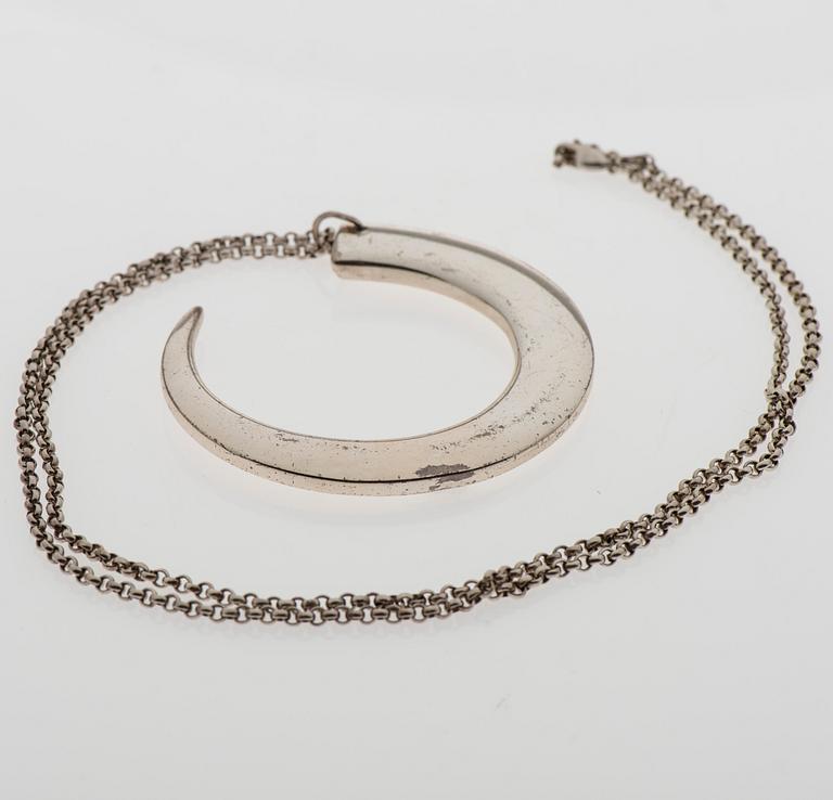 TAPIO WIRKKALA, HALSSMYCKE, Villisianhammas. Sterling silver, Kultakeskus.