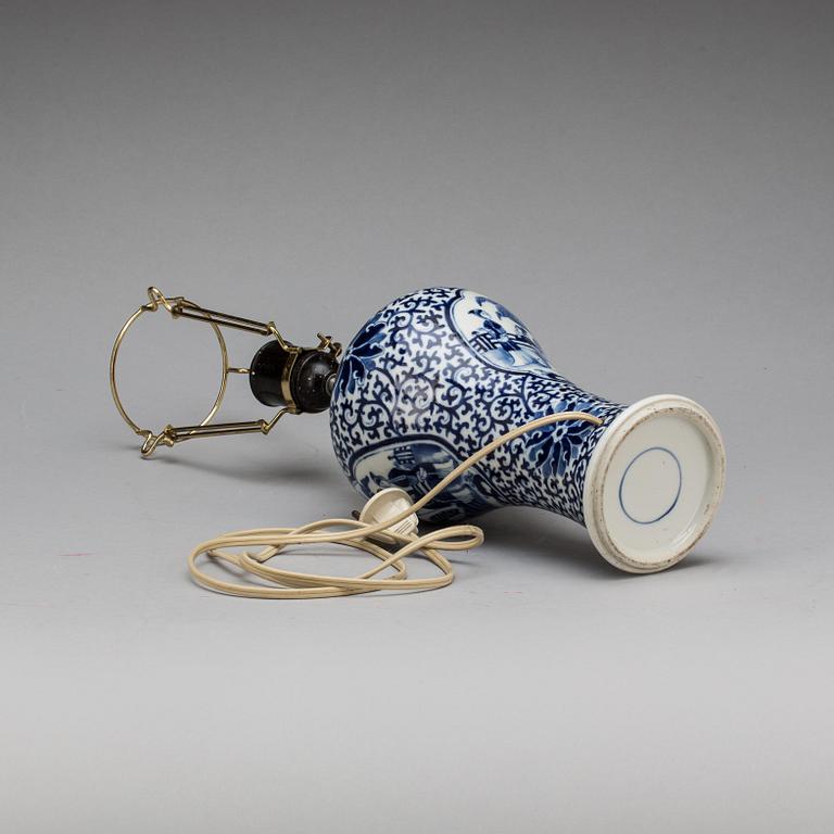BORDSLAMPA. porslin, Kina, 1900-tal.