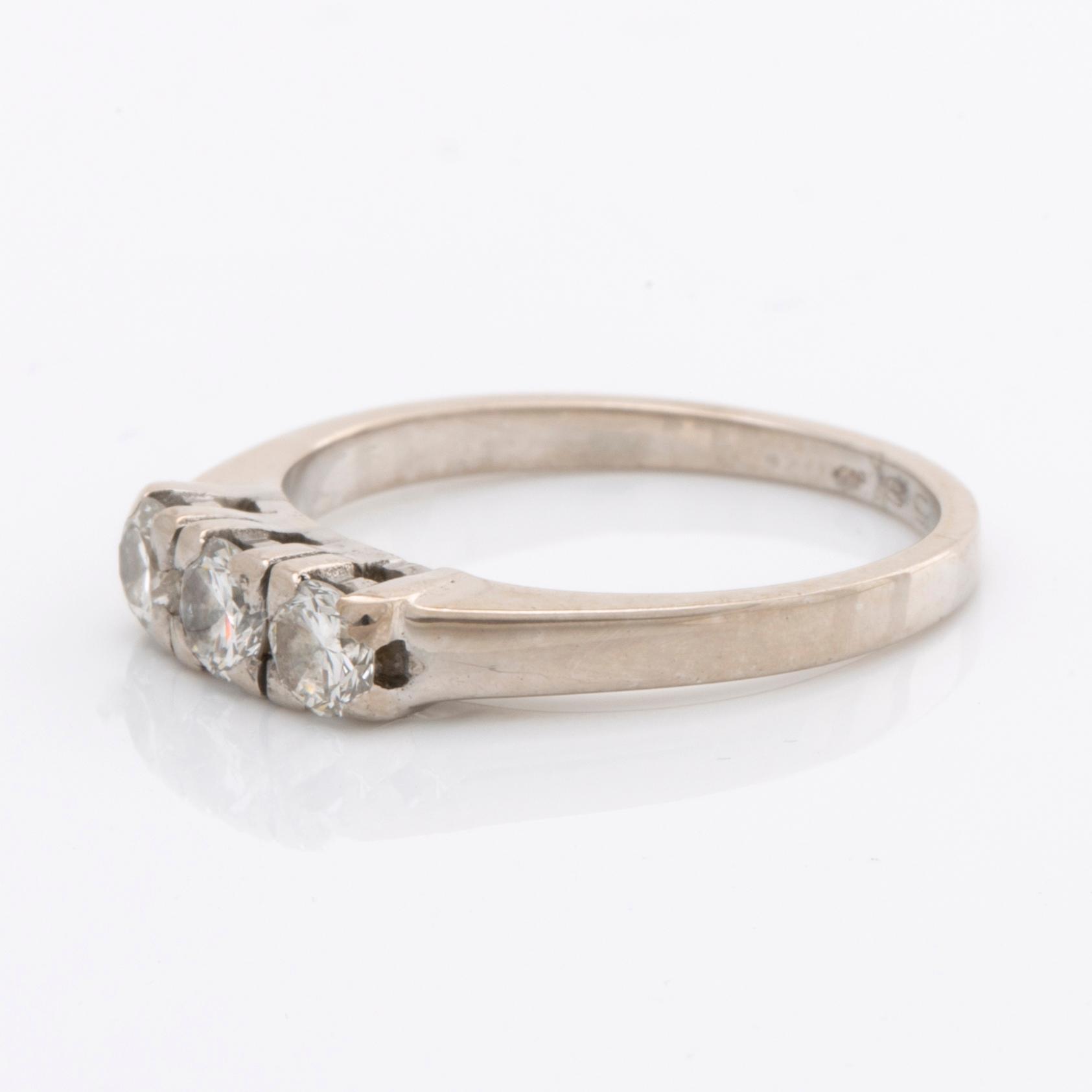 RING 18K whitegold 3 brilliant-cut diamonds 0,58 ct in total inscribed.