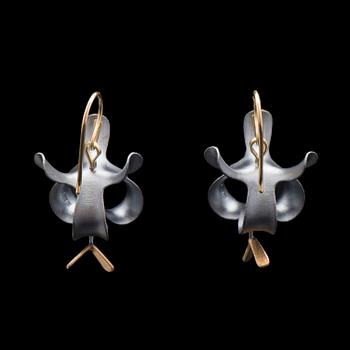 CHAO-HSIEN KUO, KORVAKORUT, "Black flower earrings with flying seed", hopeaa, 18K kultaa, 2015.