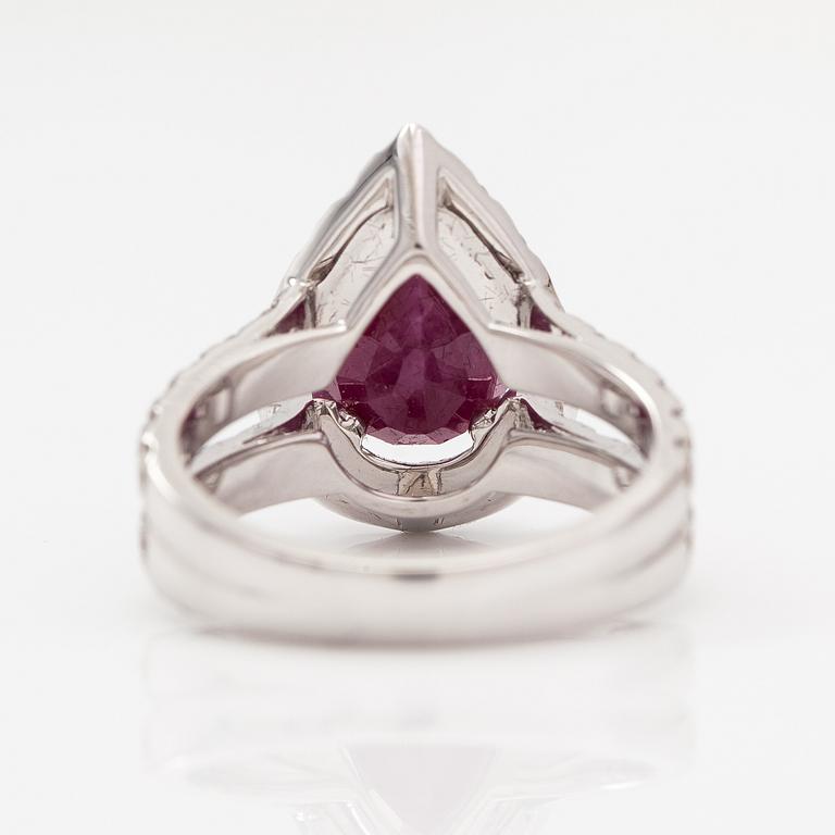 Sormus, 18K valkokultaa, timantteja n. 1,84 ct yht ja rubiini n. 3.50 ct.