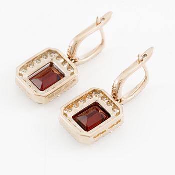Örhängen 18K guld med granater och briljantslipade och åttkantslipade diamanter.