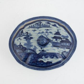 Terrin med lock, kompaniporslin, Kina, Qingdynastin, Jiaqing (1796-1820).