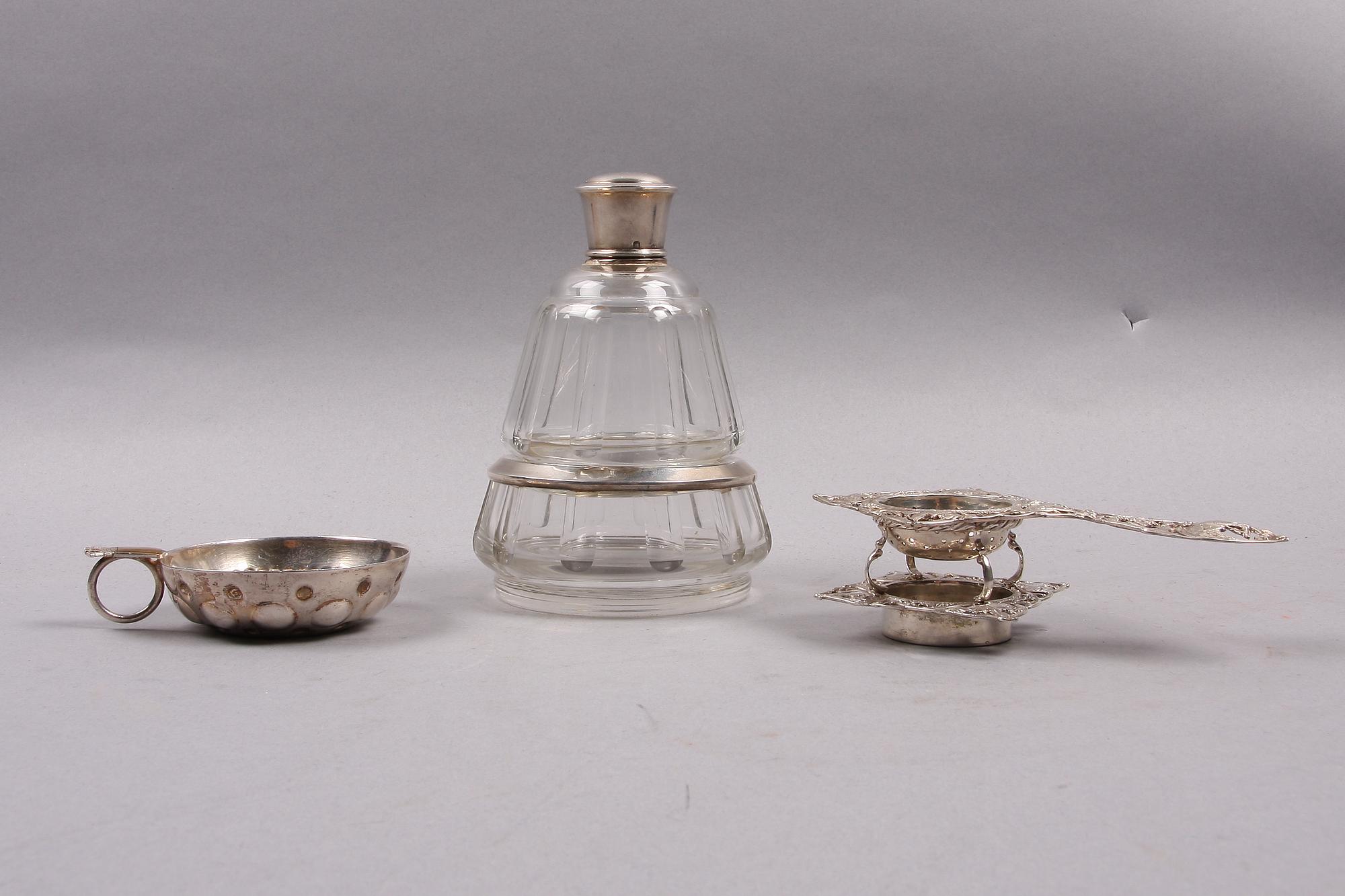 FLAKONG, TESIL SAMT VINPROVARSKÅL, 3 delar, silver, bla Frankrike, 1900-tal.