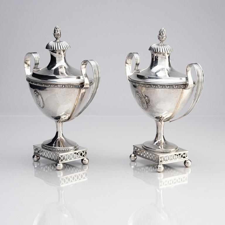 Sven Pihlgren och Anders Risén, sockerskålar med lock, silver, två snarlika. Tidigt 1800-tal. Sengustavianska.