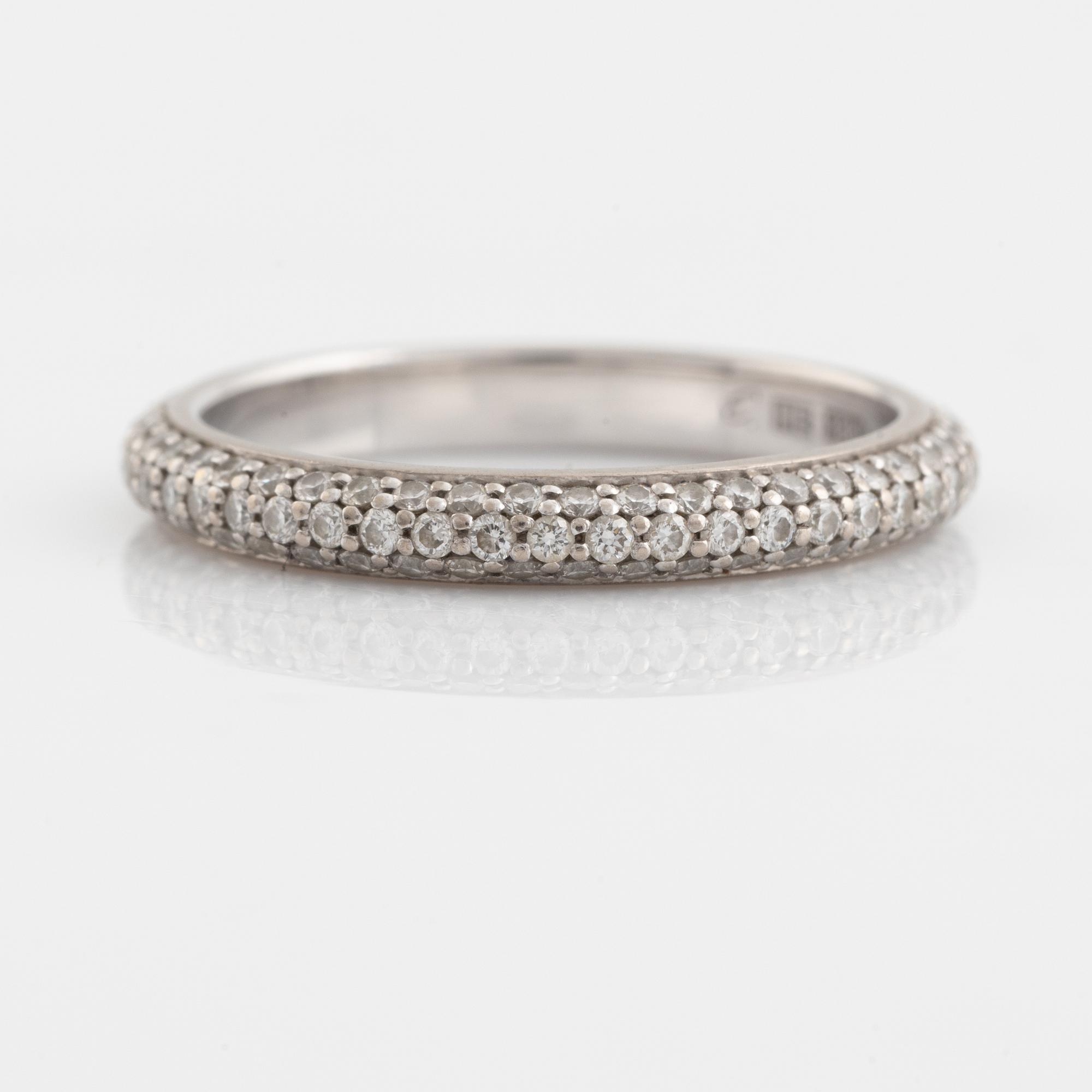 An Engelbert ring "Petite Pavé".