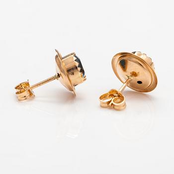 A pair of 14K gold earrings with zircones.