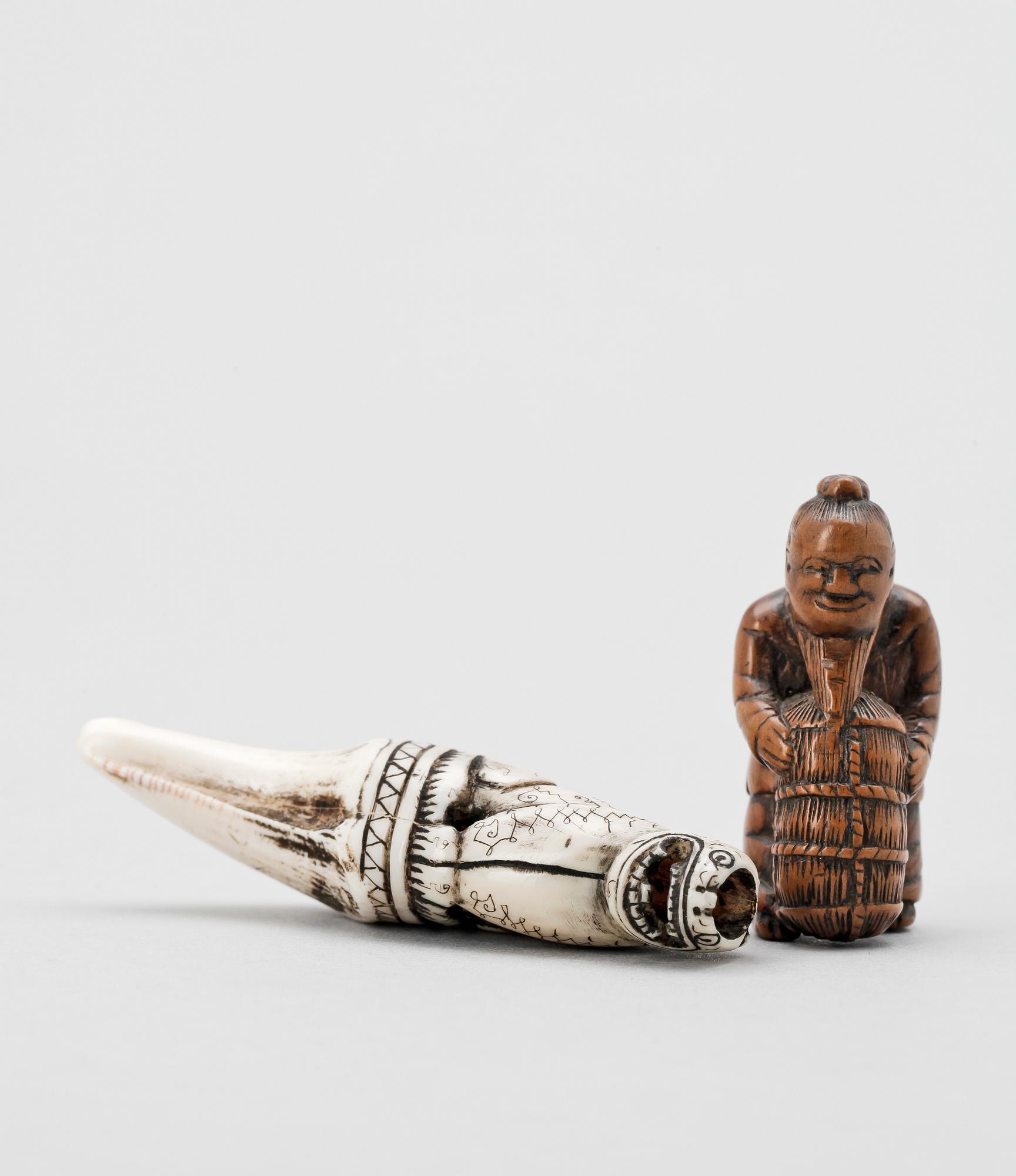 NETSUKE, 2 st, ben resp trä, Japan, sannolikt Meiji (1867-1911).