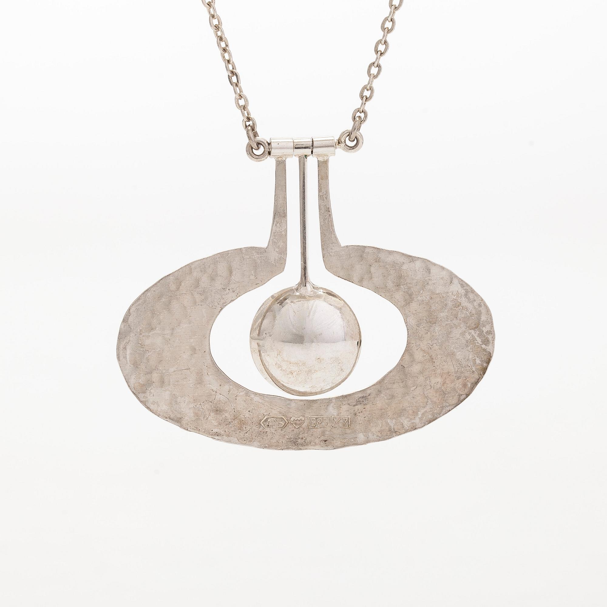 Tapio Wirkkala, kaulakoru "Päärynä", sterlinghopeaa. Kultakeskus, Hämeenlinna 1975.