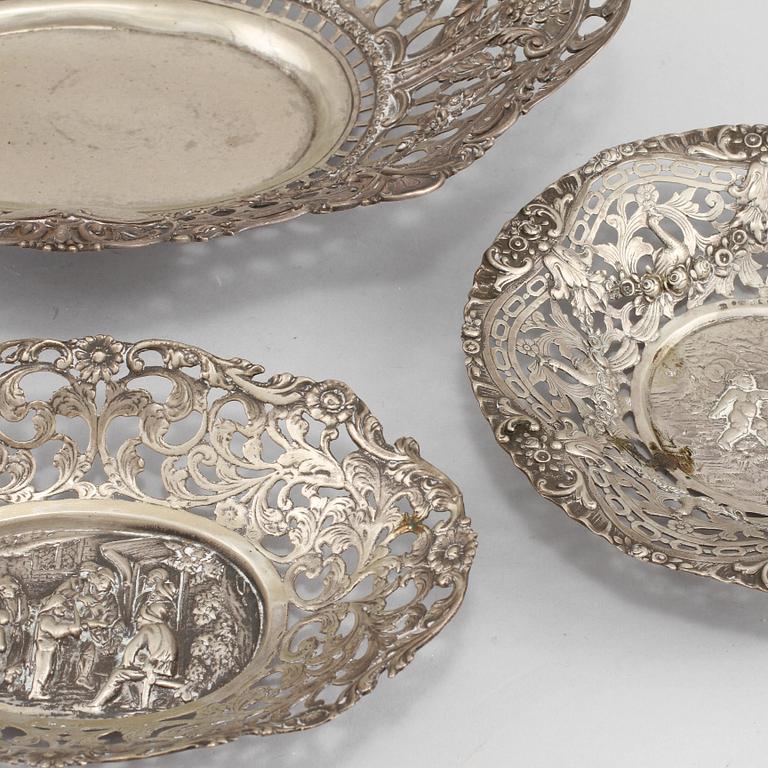 SKÅLFAT, 3 st, silver, utländska stämplar, 1900-talets första hälft. Vikt 555 g.