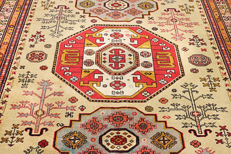 An Ardebil carpet, c. 310 x 192 cm.