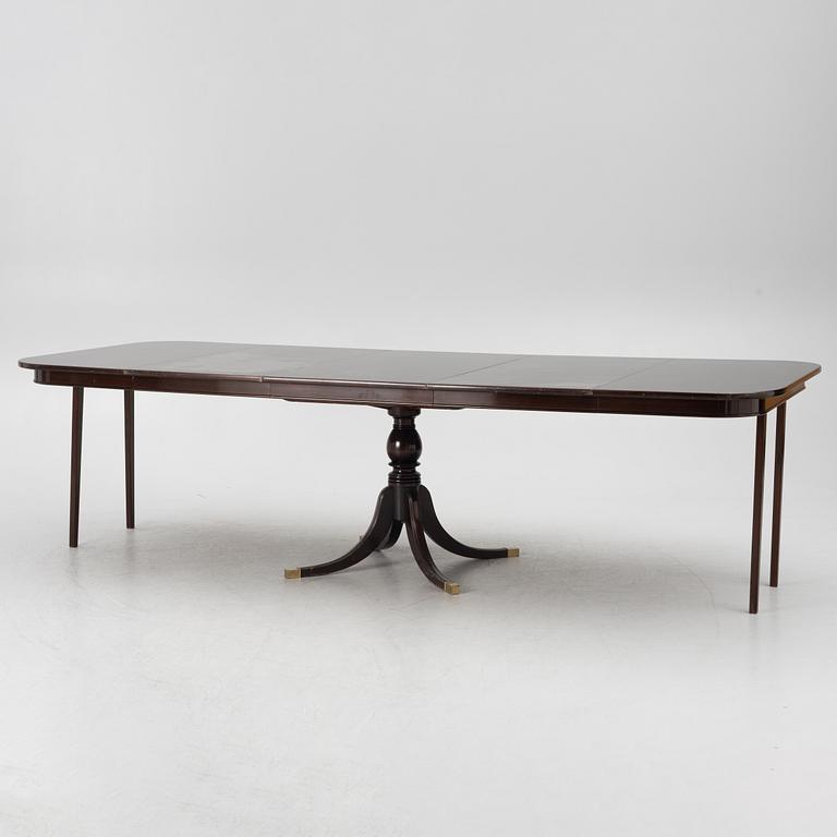 An English style dining table, 20th century.