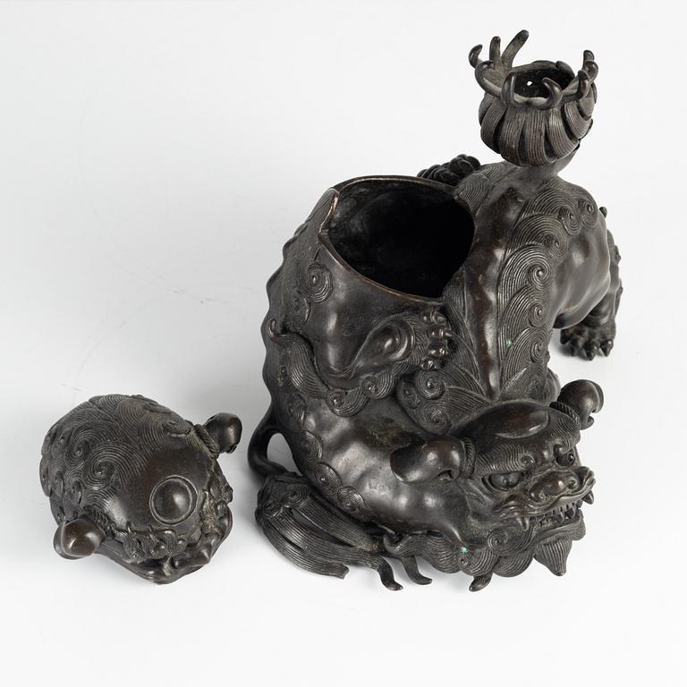 A Japanese bronze censer, Meiji period (1868-1912). Signed.