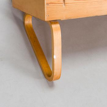 Alvar Aalto, konsol / hylla modell 114 för O.Y. Huonekalu- ja Rakennustyötehdas A.B. 1900-talets mitt.