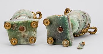 PRYDNADSURNOR med LOCK, sten och mässing. Louis XVI-stil sent 1800-tal.